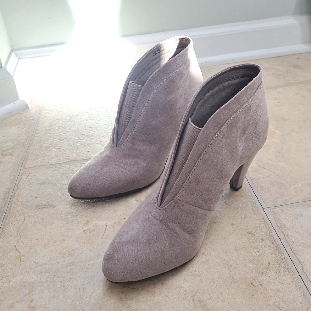 Chinese Laundry booty size 7 taupe